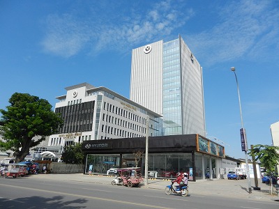 カンボジア商業銀行最大手のACLEDA銀行本店。立派な新社屋が完成した。