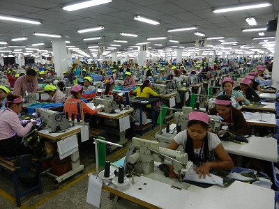 プノンペン郊外の縫製工場。多くの工員さんが働いています。(写真と記事とは直接関係ありません)